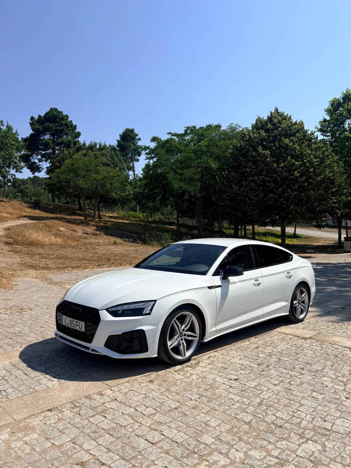 Audi A5 Sportback S line visto de frente e do lado esquerdo