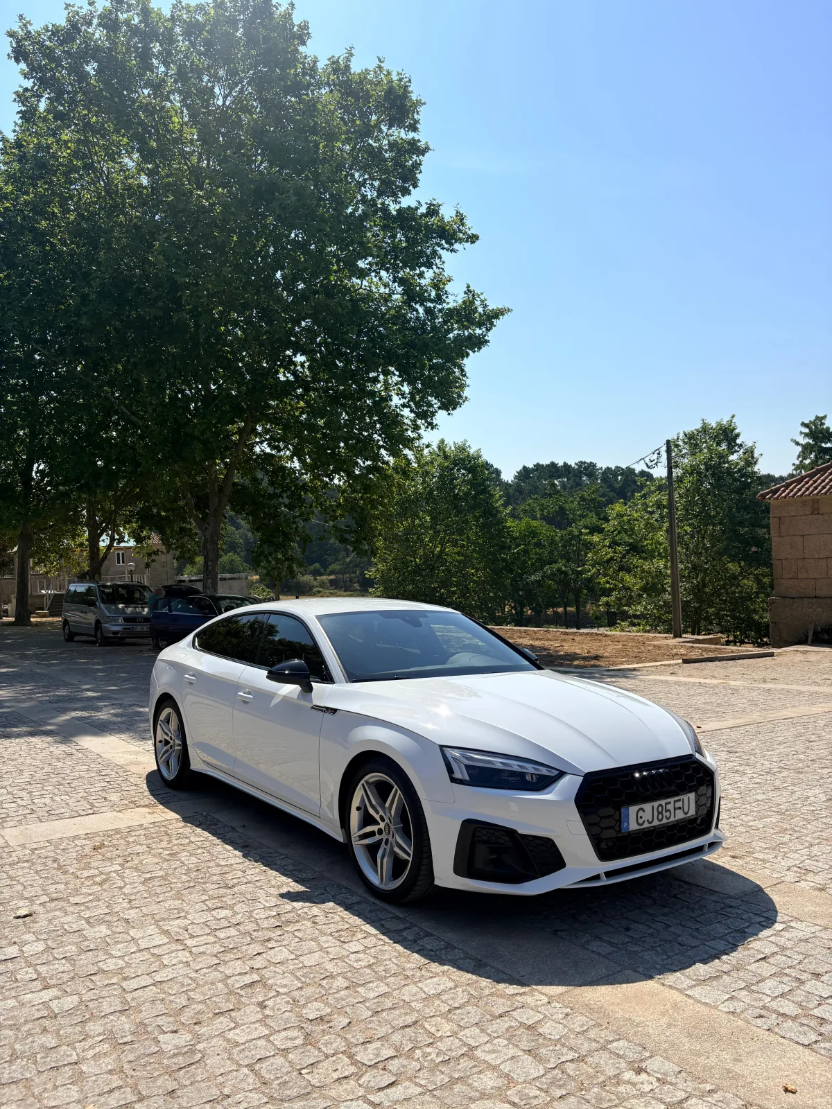 Audi A5 Sportback S line visto de frente e do lado direito