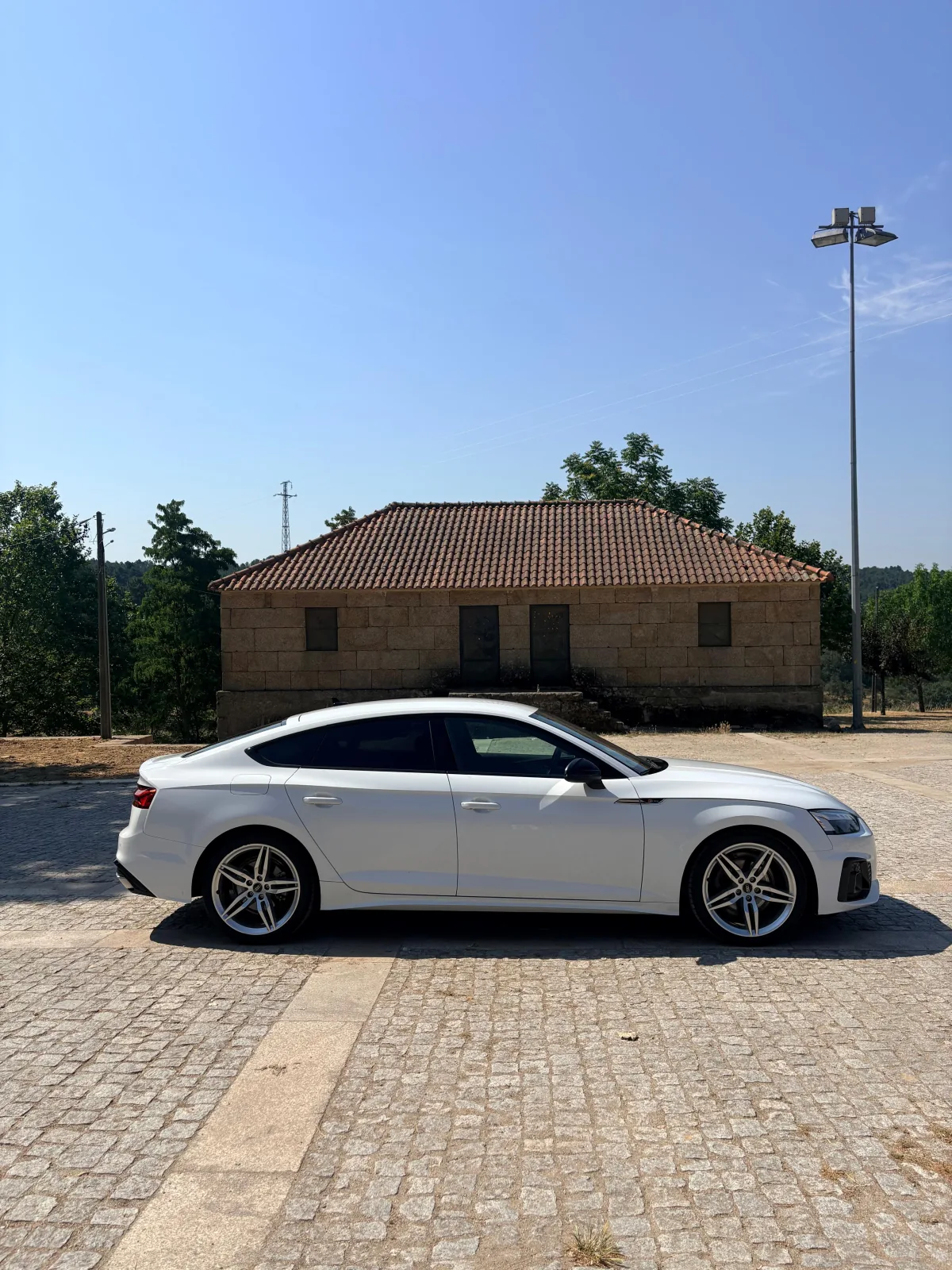 Vista lateral direita do Audi A5 Sportback S line