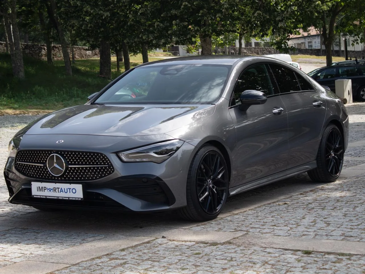 Mercedes-Benz CLA 200 AMG 2024 visto de frente e do lado esquerdo