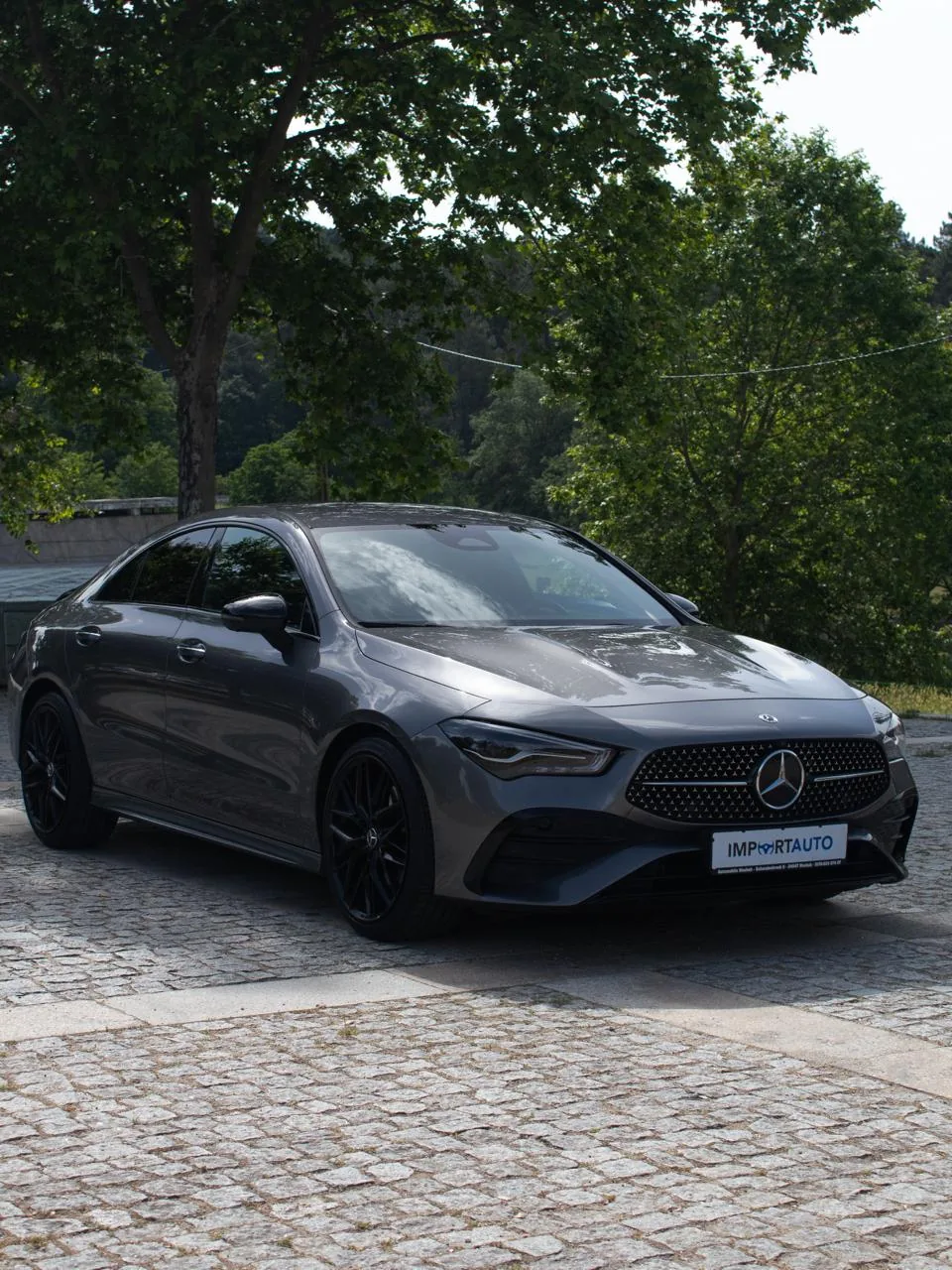 Mercedes-Benz CLA 200 AMG 2024 visto de frente e do lado direito
