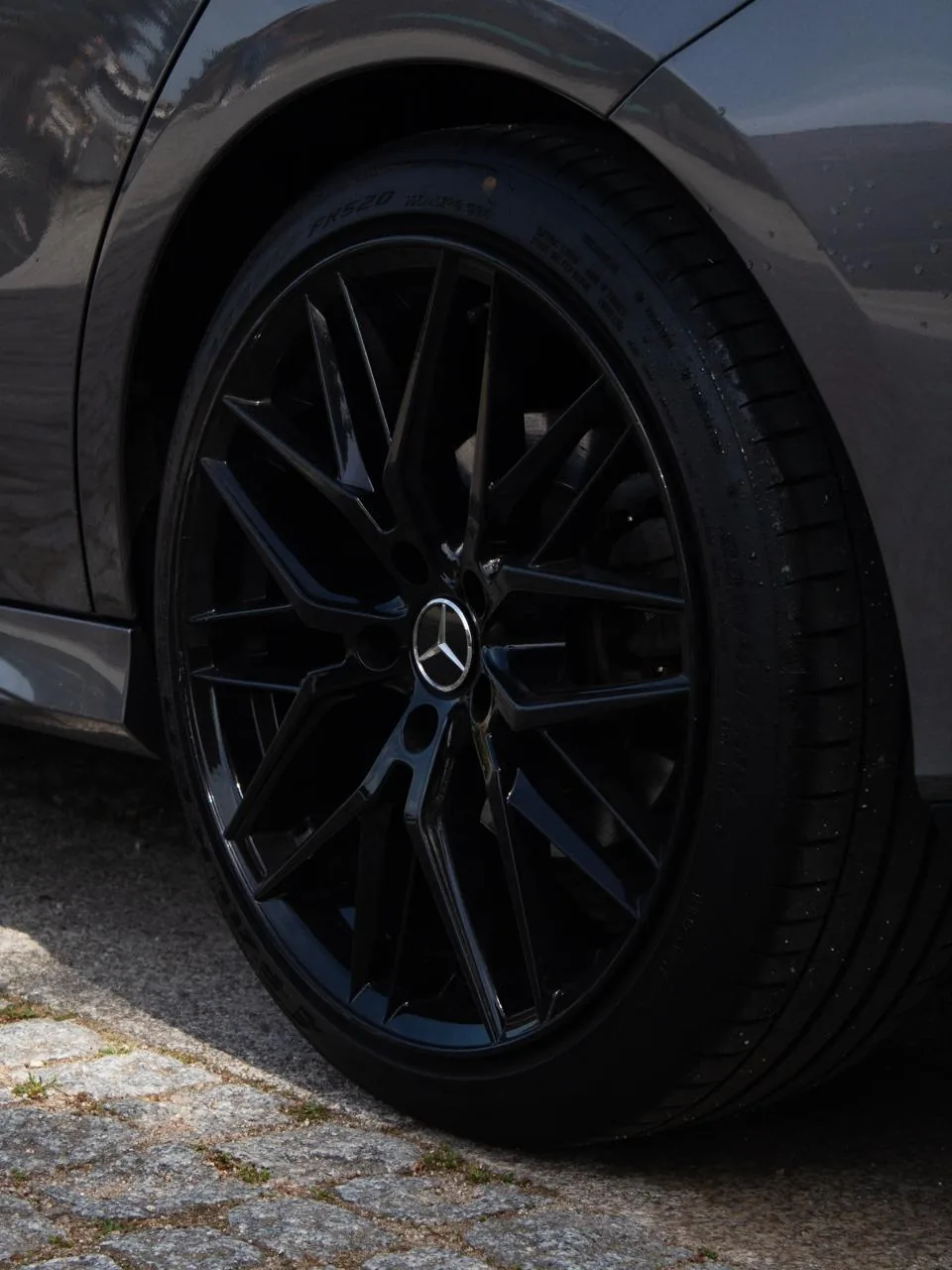 Detalhe da jante do Mercedes-Benz CLA 200 AMG 2024