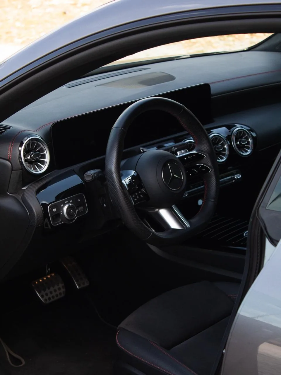 Interior e lugar do condutor do Mercedes-Benz CLA 200 AMG 2024