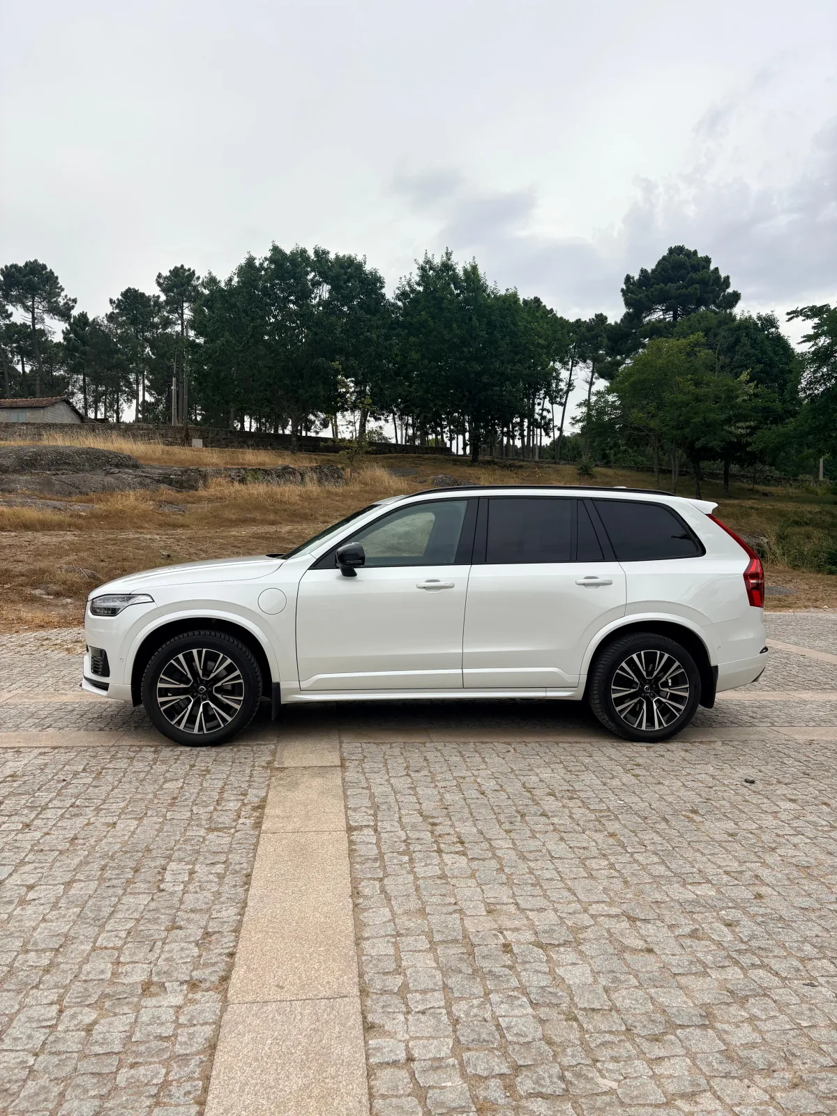 Vista lateral esquerda do Volvo XC90 T8 2023