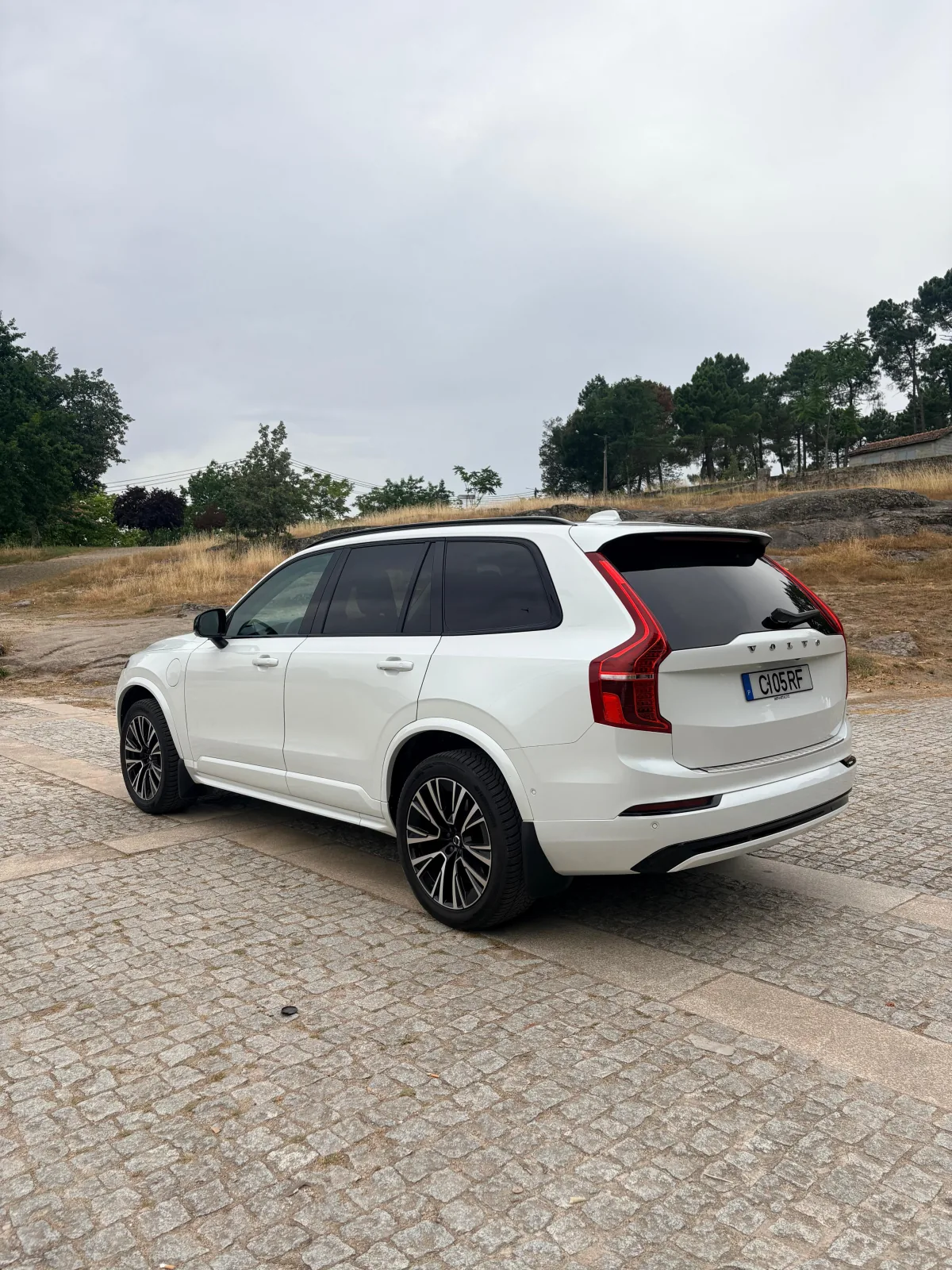 Volvo XC90 T8 2023 visto da traseira esquerda