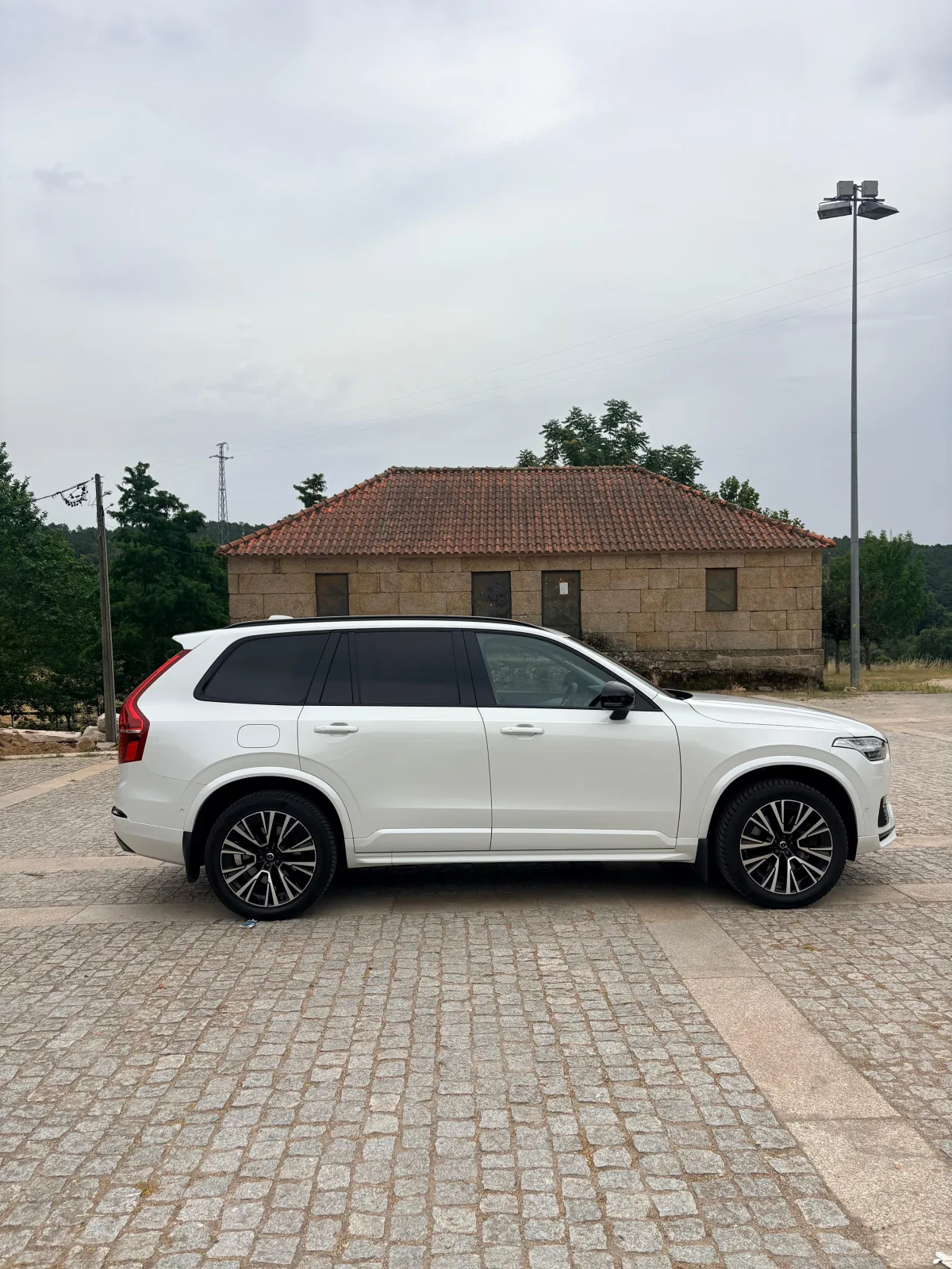 Vista lateral direita do Volvo XC90 T8 2023