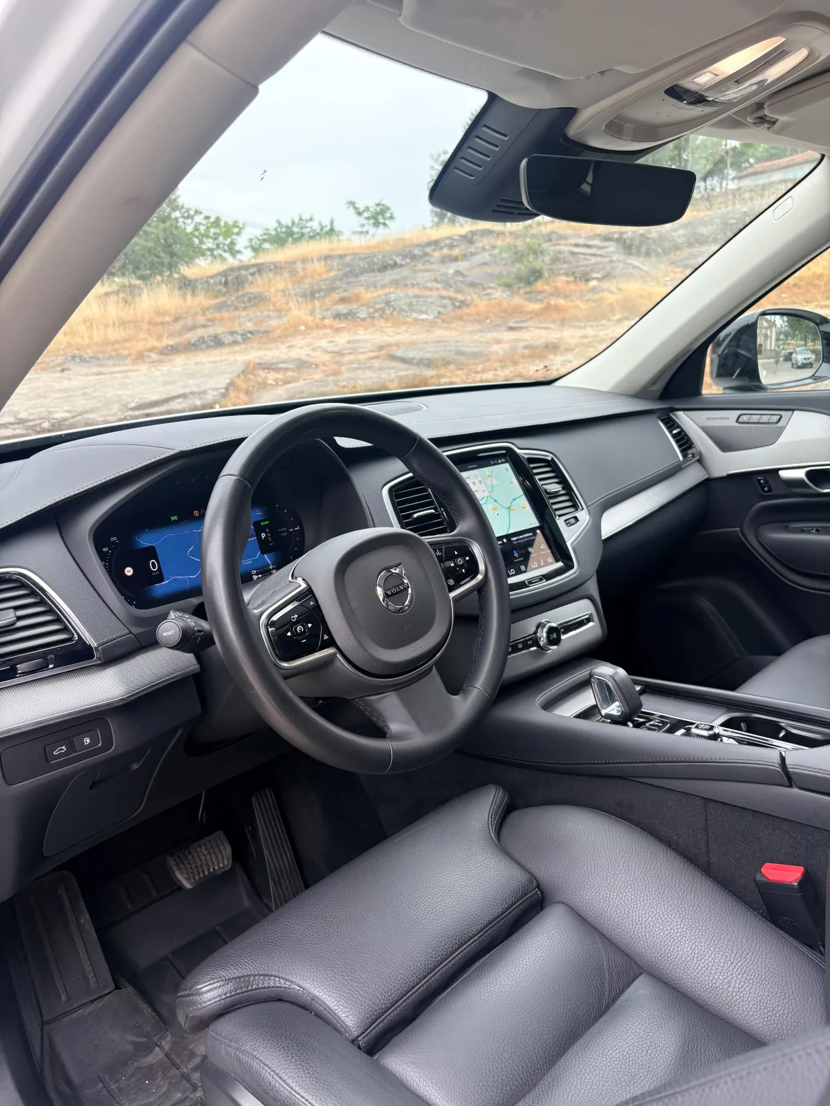 Interior e lugar do condutor do Volvo XC90 T8 2023